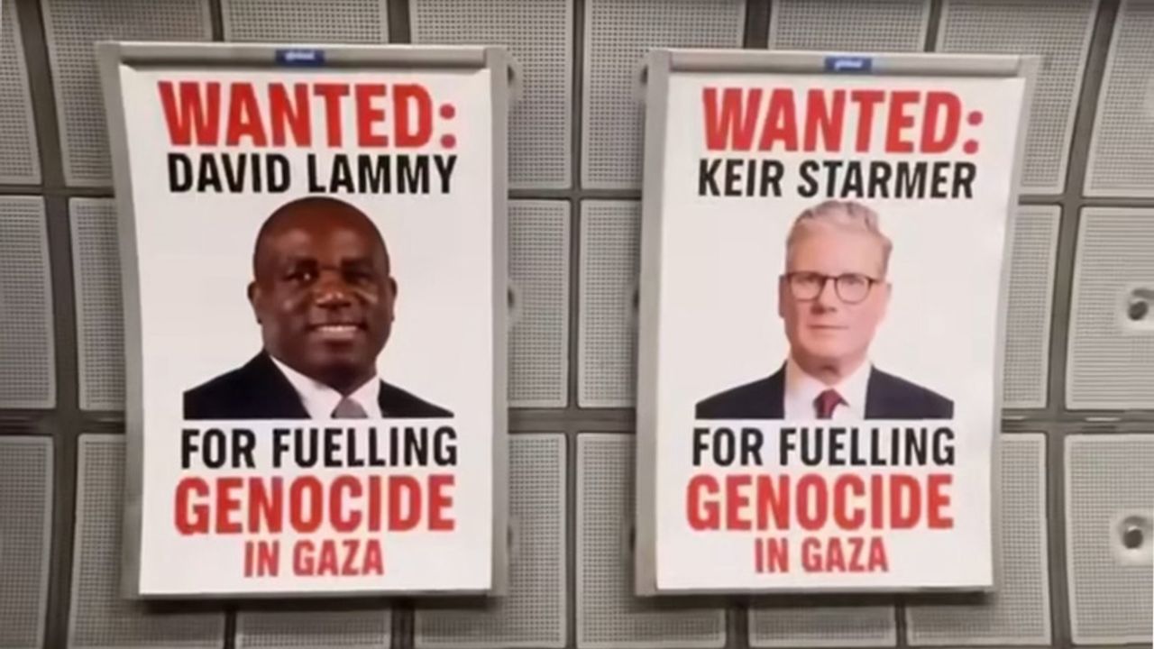 Keir Starmer ve David Lammy’in “Soykırımdan Aranıyor” posterleri asıldı