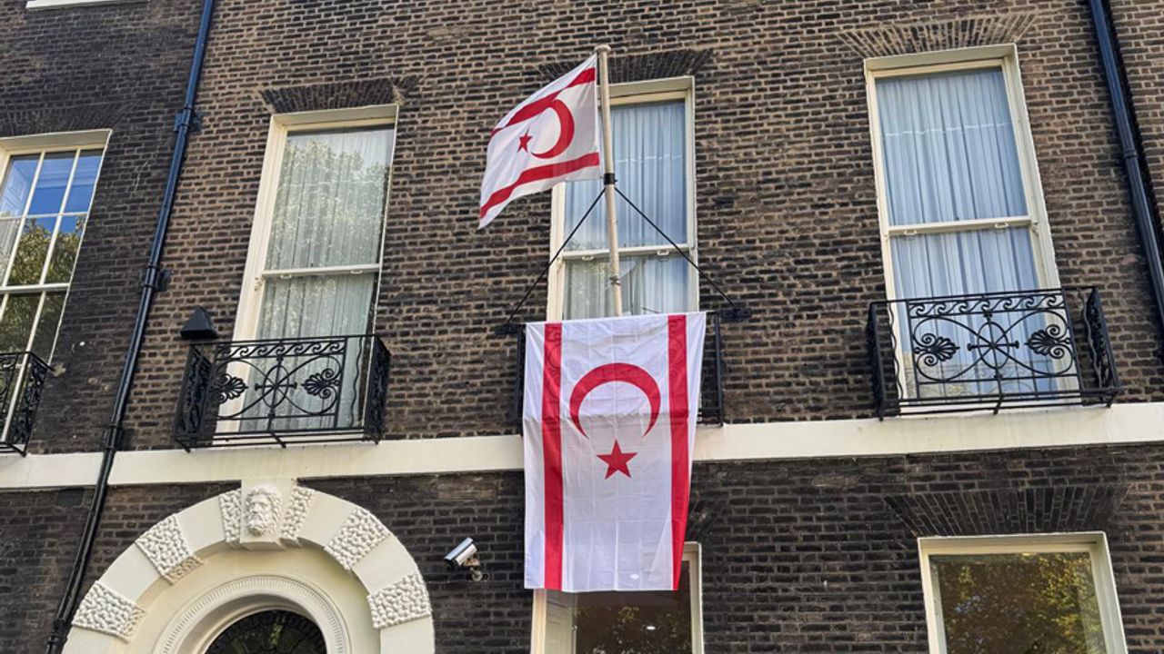 Tufan Erhurman İçin Londra’da Bayrak Çekildi, Işıklar Açıldı