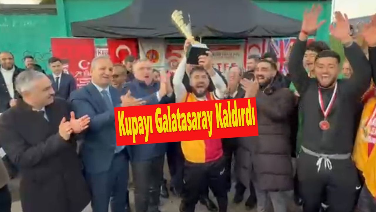 Bakan Bak, Londra'da Galatasaray'a, ‘Cumhuriyet Kupası’nı Takdim Etti