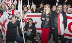 Londra'da Kıbrıslı Türklerden 'bayrak' protestosu