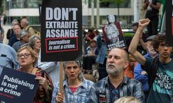 Bakanlık önünde Assange eylemi
