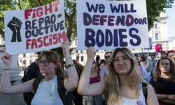 Kadınlar ABD'deki kürtaj yasasını Londra'da protesto etti