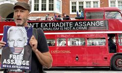WikiLeaks Kurucusu Assange'ın iade kararına karşı otobüsle protesto