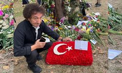 Hüseyin Özer’den Kraliçe’ye taziye, Kral’a Türk bayraklı tebrik çiçeği