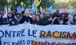 Paris'te ırkçılık karşıtı gösteri