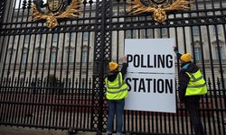 İngiliz Kraliyet sarayının kapısına "oy kullanma yeri" levhası astılar