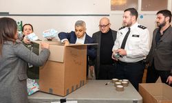 Londra Belediye Başkanı Khan, depremzedeler için yardım paketledi
