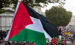 Londra'da Filistin bayrağı taşıyan kadın saldırıya uğradı