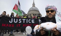 Londra'da Filistin için yürüyen on binler acil ateşkes çağrısı yaptı