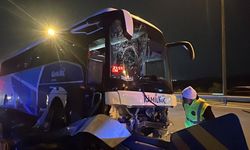Anadolu Otoyolu'nda bariyere çarpan yolcu otobüsündeki 2 kişi yaralandı
