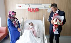 Bakan Tekin, hastanede tedavi gören çocukları 23 Nisan dolayısıyla ziyaret etti
