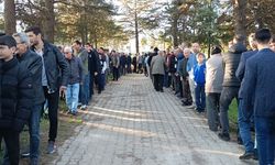 Bilecik'te geleneği yaşatan ilçe halkı bayram namazından sonra mezarlık ziyaretine gitti