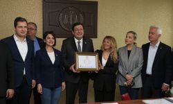 Çanakkale Belediye Başkanı Muharrem Erkek, mazbatasını aldı