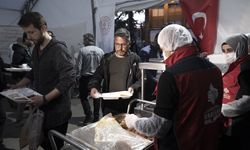 Down sendromlu milli sporcular iftar çadırında yemek servisi yaptı
