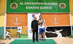 Dünya şampiyonu milli eskrimci Doruk Erolçevik, Alanya'da coşkuyla karşılandı
