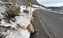 Eriyen kar nedeniyle Ardahan-Ardanuç kara yoluna kaya parçaları düştü