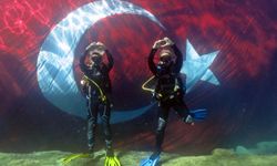 Fethiye'de dalgıçlar 23 Nisan'ı su altında Türk bayrağı açarak kutladı