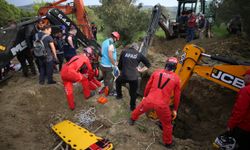 Kanal kazısında toprak altında kalan işçilerden biri kurtarıldı