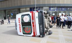 Hatay'da hafif ticari araç ile ambulansın çarpıştığı kazada sürücüler yaralandı