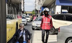 İstanbul’da kaldırıma park edilen araçlar nedeniyle engelli kişi taşıt yolundan gitmek zorunda kaldı