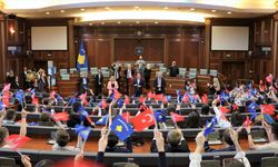 Türkçe eğitim gören öğrenciler Kosova Meclisini ziyaret etti