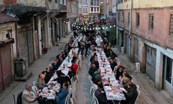 Mahalleli yaptığı yemekleri sokak iftarında paylaşıyor