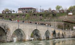 Muş'ta ziyaretçiler bayramın son gününü tarihi Murat Köprüsü'nde değerlendiriyor