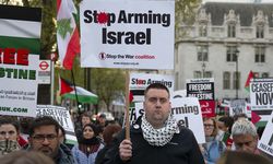 İsrail'e silah satışı İngiltere Parlamentosu önünde protesto edildi