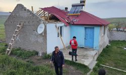 Ağrı'da fırtına nedeniyle 5 evin çatısı zarar gördü