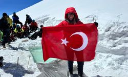Deniz Kayadelen, Everest'in tepesinde yüzerek dünya rekoruna imza attı