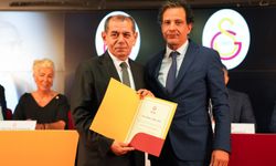 Galatasaray'da yeniden başkanlığa seçilen Dursun Özbek ile yönetimi mazbatalarını aldı