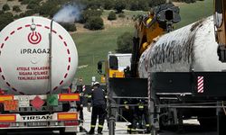 Burdur'da devrilen LNG yüklü tanker yoldan kaldırıldı