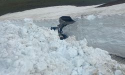 Hakkari'de karla mücadele ekipleri üs bölgesinin yolunu açmaya çalışıyor