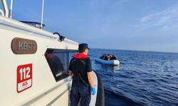 İzmir açıklarında biri sürüklenen 2 bottaki 44 düzensiz göçmen kurtarıldı