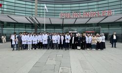 Kadıköy'de sağlık çalışanları ve tıp öğrencileri Refah Sınır Kapısı'nın işgal edilmesine tepki gösterdi