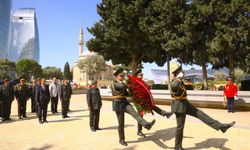 Kara Kuvvetleri Komutanı Orgeneral Bayraktaroğlu, Bakü'de şehitlikleri ziyaret etti
