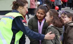 Kırşehir'de jandarma personeli, kendilerine mektup yazan öğrencilerle buluştu