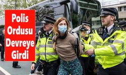 İngiltere'de aktivistler o otobüse etten duvar ördü