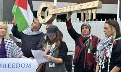 İsrail'in Dublin Büyükelçiliği önünde Filistin'e destek gösterisi