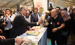 Bakan Özhaseki, ÇEVREFEST'te açılan stantları ziyaret etti: