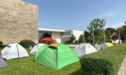 Berlin’de Filistin destekçisi öğrenciler, Hür Üniversitesi önünde kamp kurdu