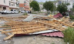 Bitlis'te şiddetli rüzgar nedeniyle çatılar uçtu, evlerde ve araçlarda hasar oluştu