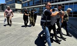 Kayseri'de Atatürk Anıtı'na baltayla zarar veren 2 şüpheli adliyede