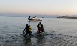 Serinlemek için girdiği Van Gölü'nde kaybolan genci arama çalışmaları sürüyor