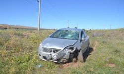 Sivas'ta şarampole düşen otomobildeki 4 kişi yaralandı