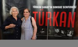 Türkan Şoray, "Türkan Şoray'ın Sonsuz Senfonisi"nde sahneye çıkıp şarkı söyledi