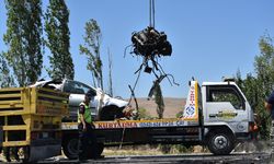 Afyonkarahisar'da tırla çarpışan otomobildeki 3 kişi yaşamını yitirdi