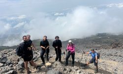Ağrı Dağı tırmanışında 2 arkadaşını kaybeden akademisyen, yolunu bularak ölümden kurtulmuş