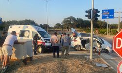 Çanakkale'de ambulansla otomobilin çarpışması sonucu 3 kişi yaralandı