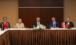 CHP Genel Başkanı Özel, BAKSİFED üyeleri ile bir araya geldi
